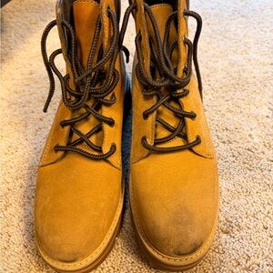 Woman’s Cheyenne valley timberland boots size 9